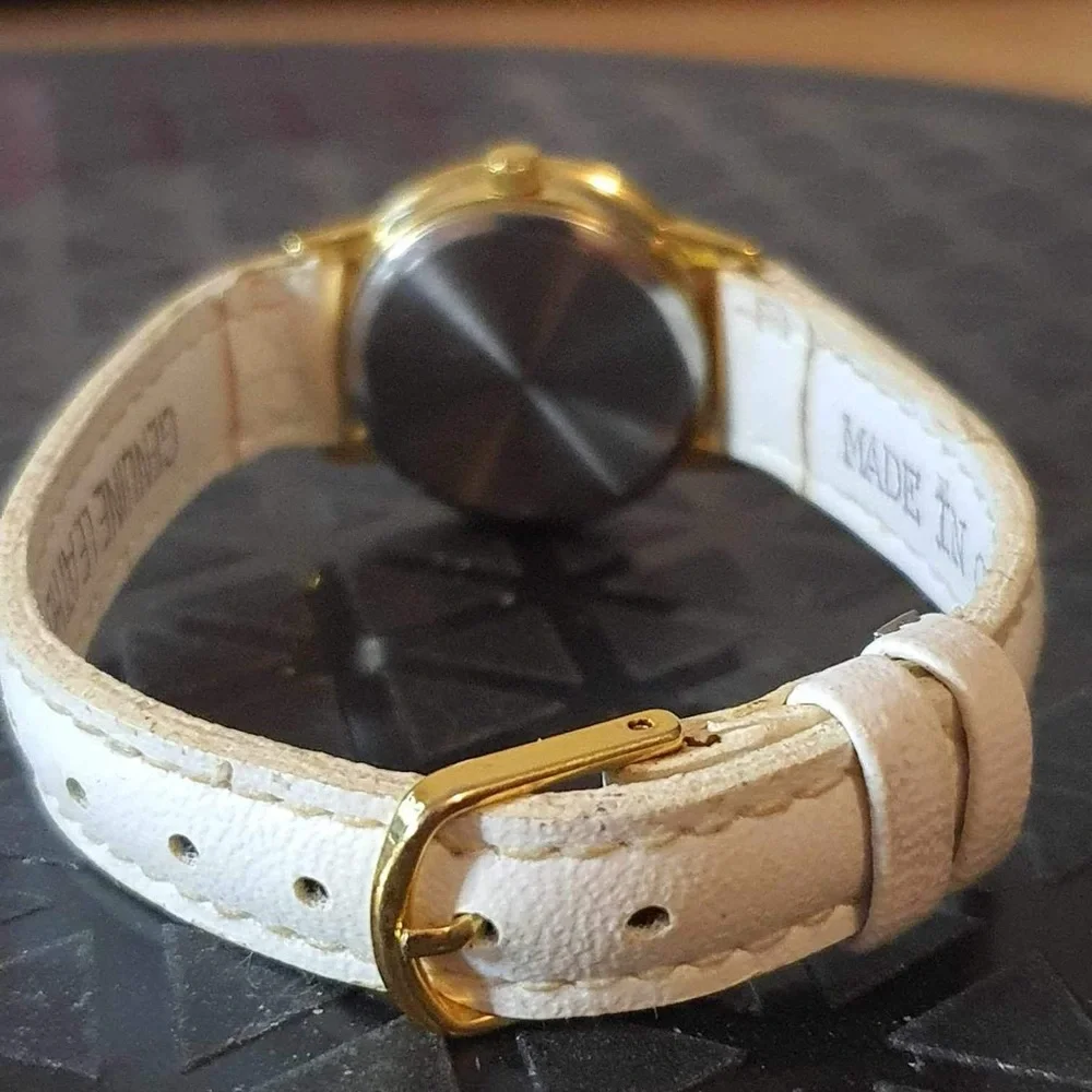 🦋10/$20🦋 Goldtone Colorful Hot Air Balloon Print Leather Women's Watch
